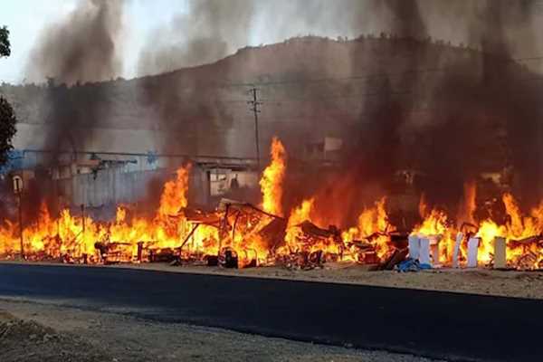 दिल्ली : नरेला में प्लास्टिक फैक्ट्री में आग, मौके पर फायर ब्रिगेड की 25 गाड़ियां पहुंचीं